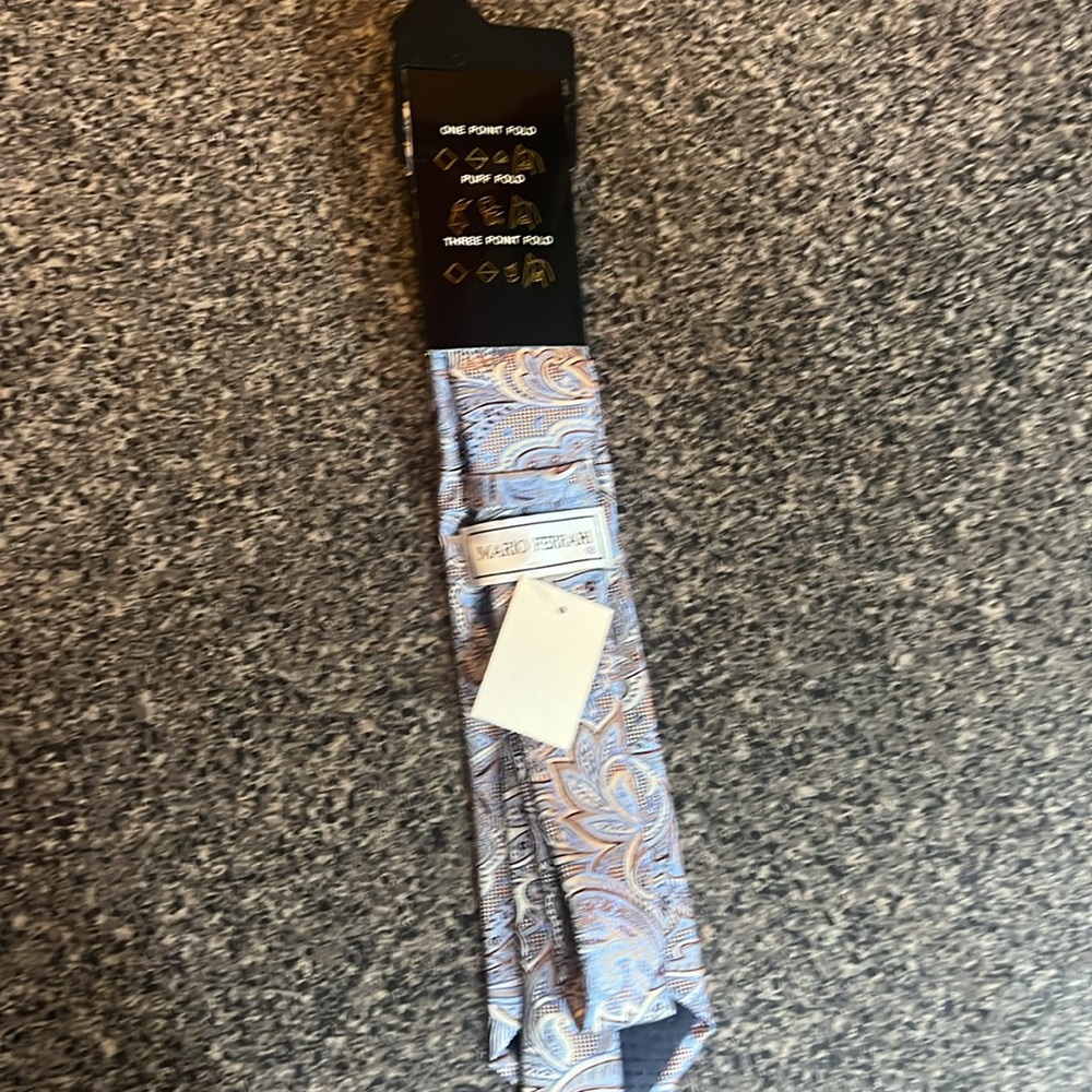 Mario Ferrari Tie, Pocket Square & Lapel Pin - Picture 4 of 5